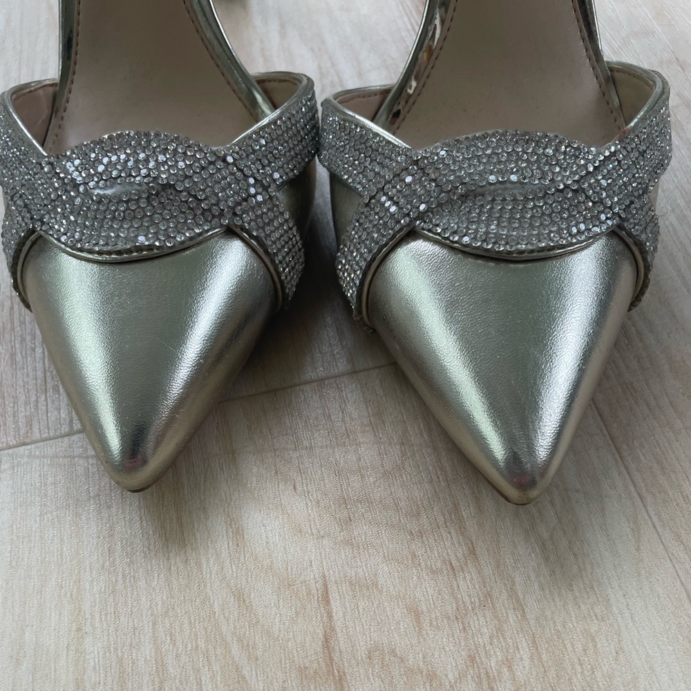 Jewel Badgley Mischka Women's gold Courts